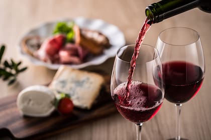El efecto que tiene el alcohol en el corazón confunde porque algunos estudios afirmaron que pequeñas cantidades de alcohol, particularmente el vino tinto, pueden ser beneficiosas