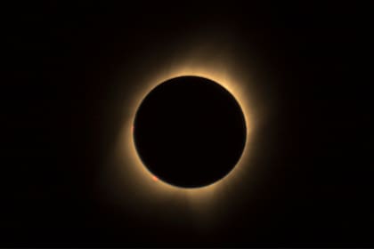 El efecto visual del "anillo de diamantes" se genera inmediatemente antes y después del punto máximo del eclipse solar total