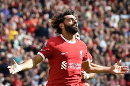 El egipcio Mohamed Salah festeja luego de anotar un gol para su equipo, Liverpool, de la Premier League inglesa