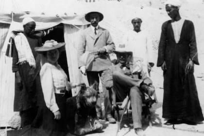 El egiptólogo Howard Carter (aquí sentado, en el campamento de excavación) descubrió en 1903 una tumba en el Valle de los Reyes con dos sarcófagos marcados con el nombre de Hatshepsut, pero estaban vacíos