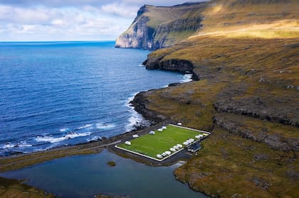 El Eidi Stadium de Islas Faroe está rodeado por las aguas del Océano Atlántico.