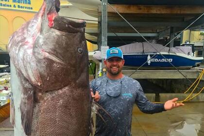 El ejemplar tiene casi 160 años y fue pescado a unos 180 metros de profundidad