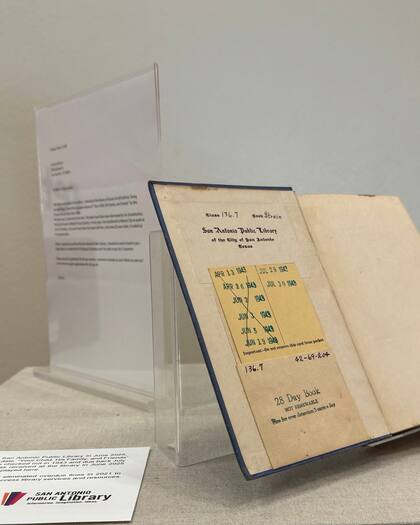 El ejemplar "Your Child, His Family, and Friends” se exhibe en la Biblioteca Central de San Antonio