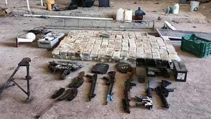 El Ejército anunció haber encontrado en Michoacán armas largas, 23 artefactos explosivos improvisados, 21 vehículos (tres con blindaje artesanal) y diverso equipo táctico, además de unos 200 paquetes de marihuana