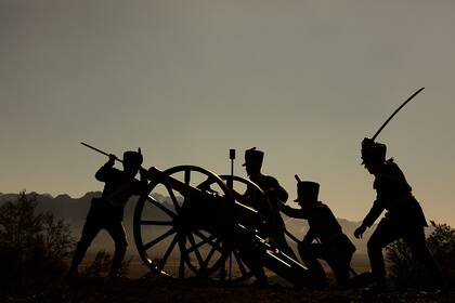 El ejército argentino colaboró con muchos recursos para las imágenes. Brindó animales, uniformes, personal humano y artillería.