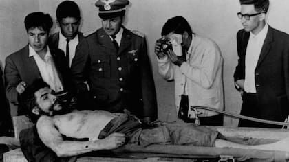 El ejército boliviano le permitió a la prensa tomar fotografías del cuerpo de Ernesto Guevara el 10 de octubre de 1967, en Vallegrande