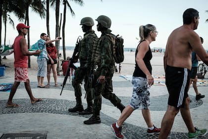 El ejército brasileño patrulla la playa de Copacabana en 2018 (Photo by Yasuyoshi Chiba / AFP)�