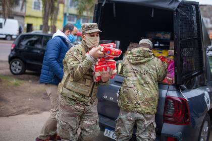 El Ejército colabora con raciones de comida para los habitantes del barrio