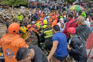 El ejército colombiano y la policía se encuentran, en conjunto con otras instituciones y ciudadanos, en labores de rescate y búsqueda de personas que hayan podido quedar atrapadas entre los escombros