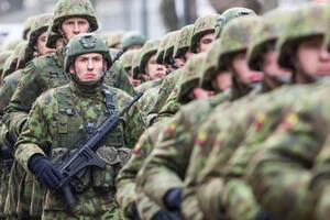 El impacto de la invasión rusa: un país báltico restablece el servicio militar obligatorio para los hombres