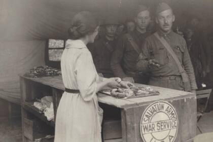 El Ejército de Salvación creó esta celebración en 1938 para homenajear a las voluntarias que entregaban donuts a soldados durante la Primera Guerra Mundial