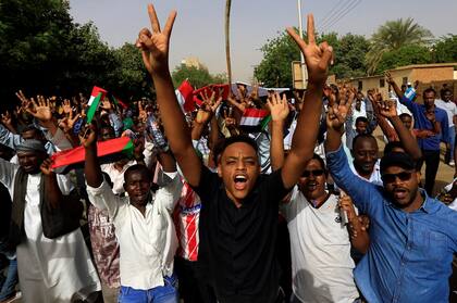 El Ejército de Sudán destituyó al presidente Omar al Bashir tras meses de protestas y violencia