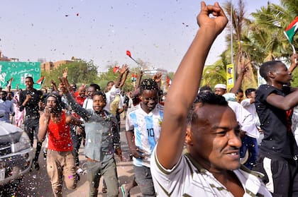 El Ejército de Sudán destituyó al presidente Omar al Bashir tras meses de protestas y violencia