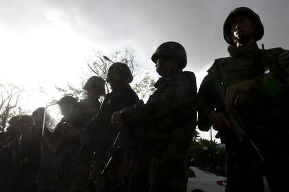 La aplicación de la Ley Marcial establece la autoridad de los comandos militares y la aplicación de la justicia militar sobre civiles, entre otras cosas