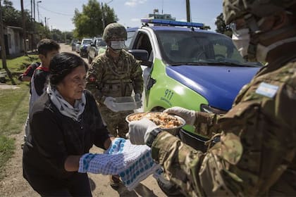 El ejército distribuye alimentos en La Matanza, en medio de la pandemia