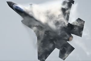 EE.UU. lanza un operativo de rescate de dos pilotos en Irán tras el derribo de un jet norteamericano