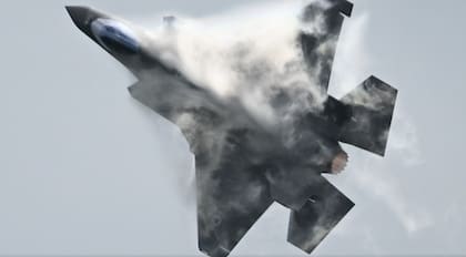 El ejército iraní lanzó una operación de búsqueda para dar con el piloto de un caza estadounidense derruibado en el territorio por el sistema de defensa aérea