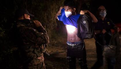 El ejército salvadoreño registra a todos los que entran o salen de un barrio controlado por las pandillas en Tonacatepeque.