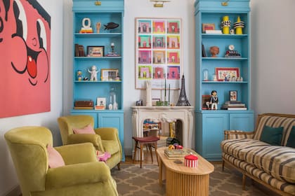 El el cuadro rosa-chicle es obra del artista y grafitero Diego Espejo, eco de un mural que hizo sobre la Av. Belgrano, y que Augusto y Mariano veían todos los días en su camino a la obra. “Fue una forma de hacer
entrar la calle a casa, y parte de la historia que se fue haciendo
en ese andar, literal y metafórico”.