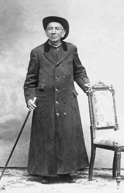 El el Padre Brochero era un hombre de sotana desgastada, sombrero aludo y botas polvorientas. 