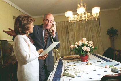 El electo intendente de capital, luego de ganar las elecciones, atiende los numerosos llamados en el comedor de su casa junto a su esposa Inés Pertiné