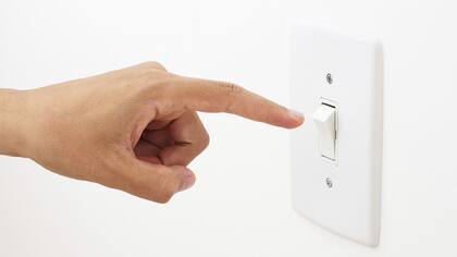 El electricista aseguró que colocar los interruptores de luz en horizontal puede acumular polvo