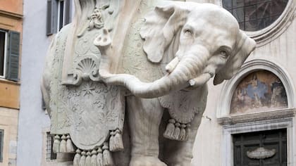 El Elefante del Bernini, dañado por vándalos en Roma