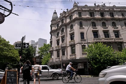 El elegante edificio en la esquina de 77 y 5