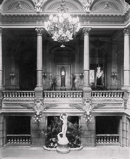 El elegante interior del Jockey Club y la escultura de la Diana de Falguière.