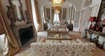 El elegante piso en la Recoleta, sobre calle Posadas, se construyó en 1926