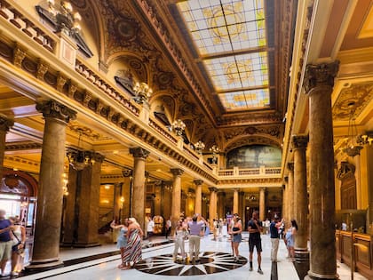 El elegantísimo interior del casino de Montecarlo