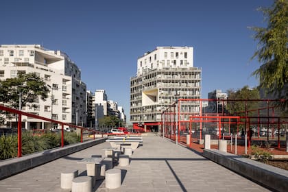 El elemento distintivo es una estructura tubular metálica de color rojo que aporta identidad visual