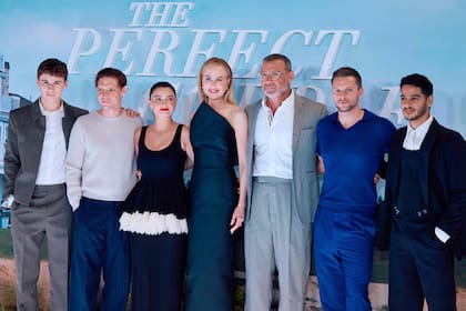 El elenco a pleno posa para los fotógrafos: Sam Nivola, Billy Howle, Eve Hewson, Liev Schreiber, Jack Reynor y Ishaan Khattar