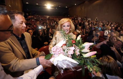 El elenco agasajó a Mirtha Legrand con un gran ramo de flores y su agradecimiento. La diva confesó que era la primera vez que presenciaba una función de Made in Lanús: "Hace cuarenta años que quería ver esta obra. Qué actores los argentinos, son los mejores del mundo. Carlitos te felicito por haberla repuesto, ojalá se llene el teatro todas las noches, lo merecen, son actorazos los cuatro, maravillosos, muchísimas gracias por esta noche inolvidable", sostuvo Legrand ante la ovación de los espectadores