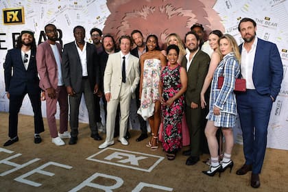 El elenco completo de El Oso, reunido a fines de junio pasado para la presentación de la tercera temporada en Los Angeles