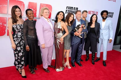 El elenco completo de la serie, que cuenta las peripecias de un padre y una hija, interpretada por Monica Barbaro, que descubren que el otro también en un agente secreto: Barbara Eve Harris, Fortune Feimster, Aparna Brielle, Fabiana Udenio, Schwarzenegger, Travis Van Winkle, Carrie-Anne Moss y Milan Carter