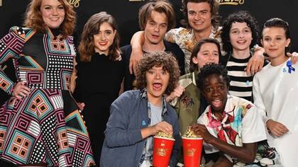 El elenco completo de Stranger Things: Natalia y Charlie, siempre uno al lado del otro