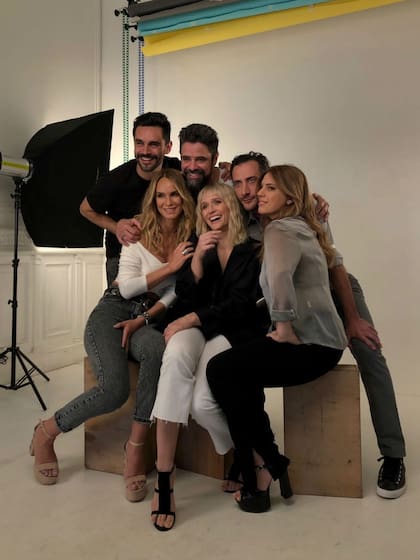 El elenco completo, posando para la marquesina