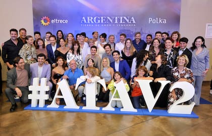 El elenco de ATAV 2, en la presentación realizada anoche en un shopping de zona norte