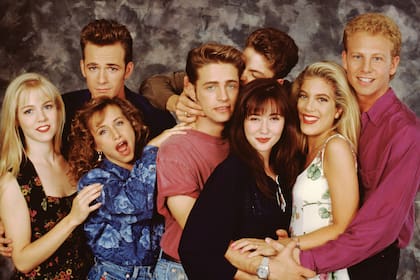 El elenco de Beverly Hills, 90210, posa para un retrato en el set, en septiembre de 1991.