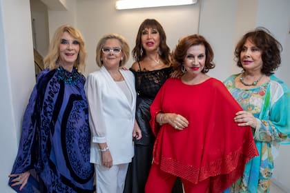 El elenco de Brujas, aún con Thelma Biral, en una producción exclusiva con LA NACION durante la temporada 2023