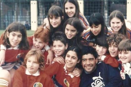 El elenco de Cebollitas junto a Diego Maradona