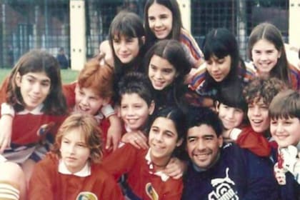 El elenco de Cebollitas junto a Diego Maradona que participó de la tira