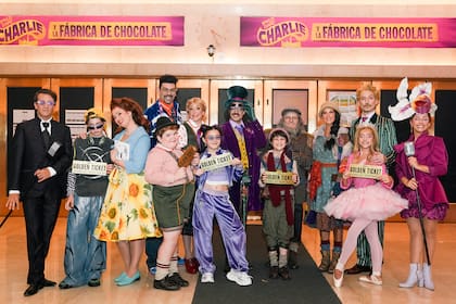 El elenco de Charlie y la fábrica de Chocolate posó en la puerta del Teatro Gran Rex