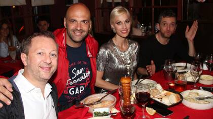 El elenco de Como el culo, cenando tras una exitosa función