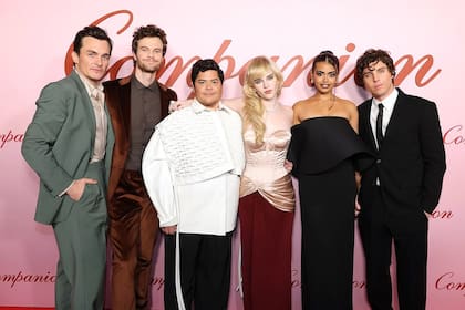El elenco de Compañera perfecta, Rupert Friend, Jack Quaid, Sophie Thatcher, Harvey Guillén, Megan Suri y Lukas Gage (Foto: Instagram @companionmovie)