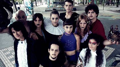 El elenco de Conjuro para Venus y Adonis, junto a su directora, Viviana Foschi