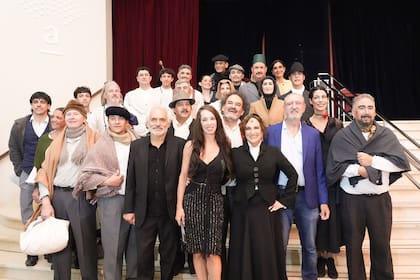 El elenco de El conventillo de la Paloma junto a Vito Amalfitano, director del Auditorium, y Marcelo Marán y Victoria Onetto, responsables de áreas en el Instituto Cultural de la Provincia de Buenos Aires