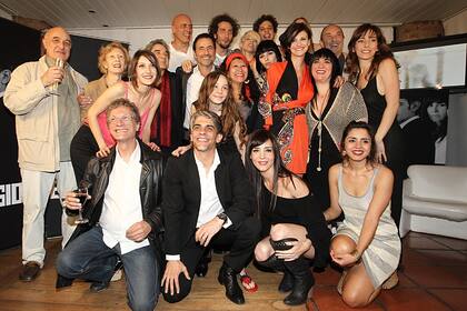 El elenco de El elegido, a pleno