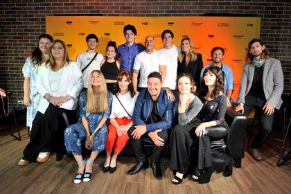 El elenco de El primero de nosotros, una de las pocas ficciones que aparecen nominadas este año al Martín Fierro